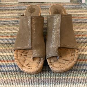 Sz6-1/2 NWOT DONALD PLINER GOLD AND CORK SANDALS